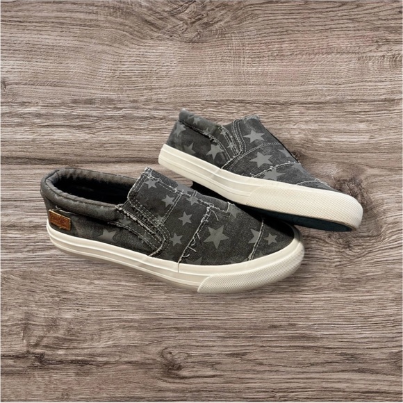 Blowfish Malibu Grey on Grey Distressed Star Canvas Slip On Sneakers Womens 7.5 - Picture 1 of 3